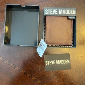 Steve Madden Men’s Burgundy Genuine Leather Passcase Wallet